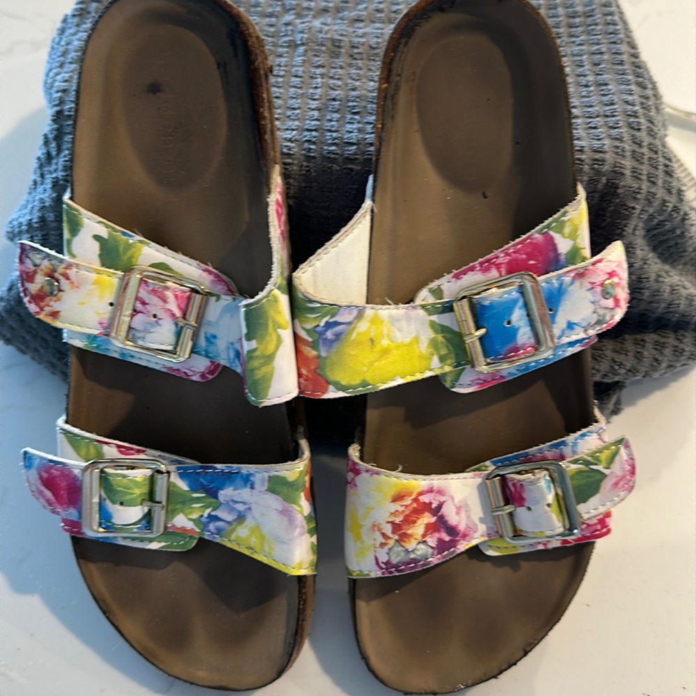 Flat sandals